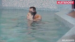 Unkarilainen milf Athina Love viihtyy uima-ohjaajansa kanssa Thumb