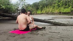 Isoperseinen tyttö vittuilee poikaystävänsä kanssa yleisellä rannalla Thumb
