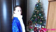 Pukupukuinen venäläinen nainen imee ystävänsä kukkoa joulukuusen vieressä Thumb
