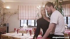 Blondi nainen nauttii analseksistä ravintolassa Thumb